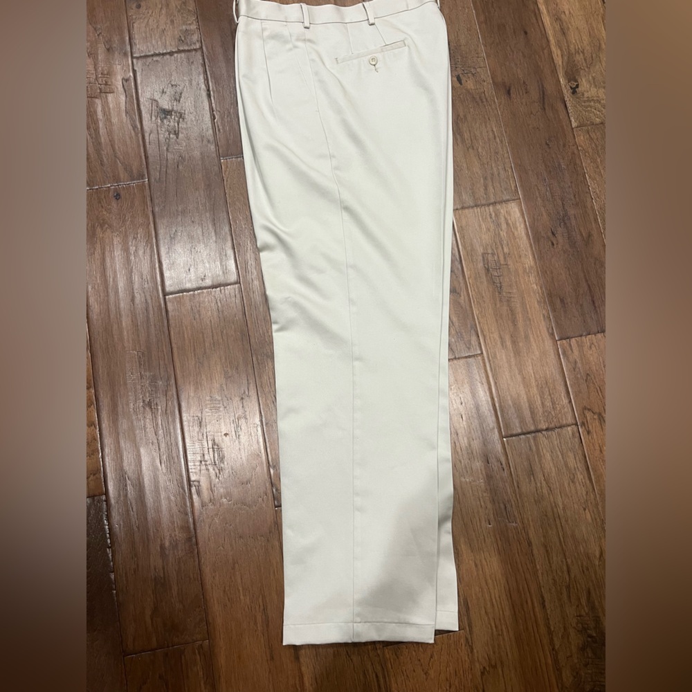 Men’s Dockers Premium Relaxed Fit. W36x L34. Khakis color.